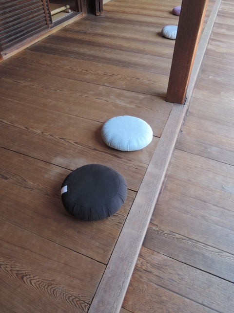 寺院で使っている坐蒲のイメージ